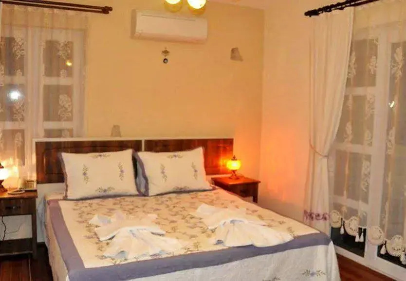 Mor Salkım Konağı