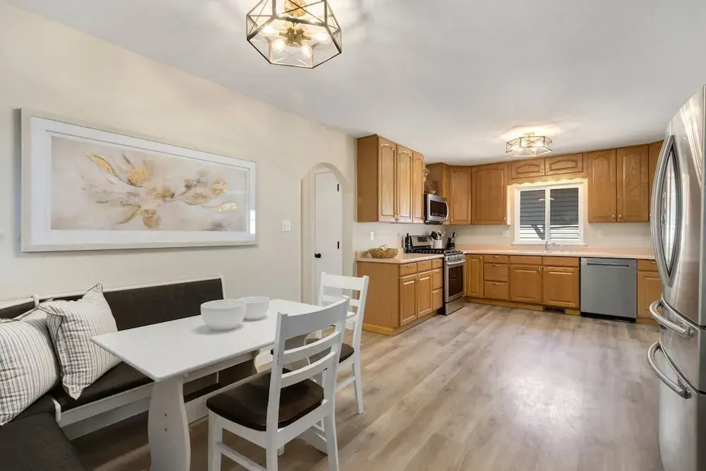 Downtown Windsor Home With Hot Tub & Pool Table