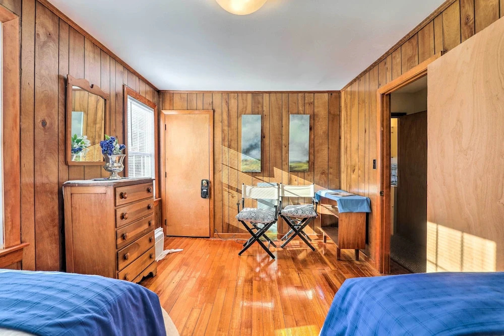 Charming East Falmouth Home w/ Hot Tub!