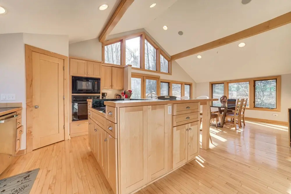 Soaking Tub & Fire Pit! Home Near Dtwn Suttons Bay