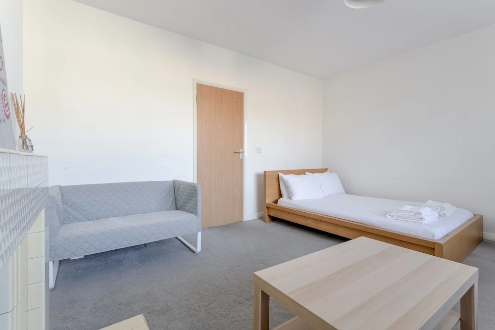 Bright 3 Bedroom Apartment Close To Westfield Shopping
