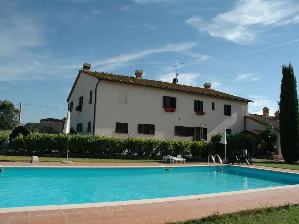 Modern Farmhouse in Pienza with Pool
