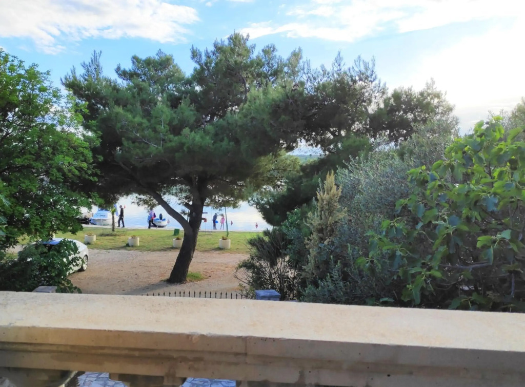 Villa Punta Blava, very quiet, amazing mix of mountain and sea air, ideal for health recovery, beach front, floor heating, internet