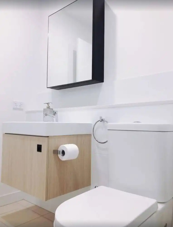 Spacious City Escape With Pool, Gym & Free Parking