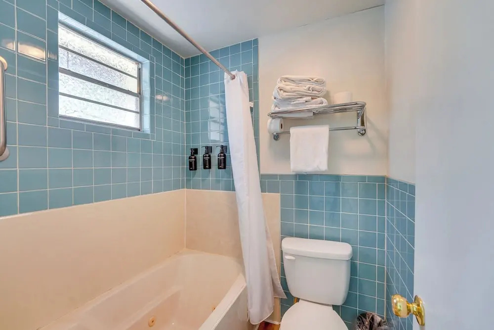1 Mi to Dtwn! Eureka Springs Studio, Shared Patio