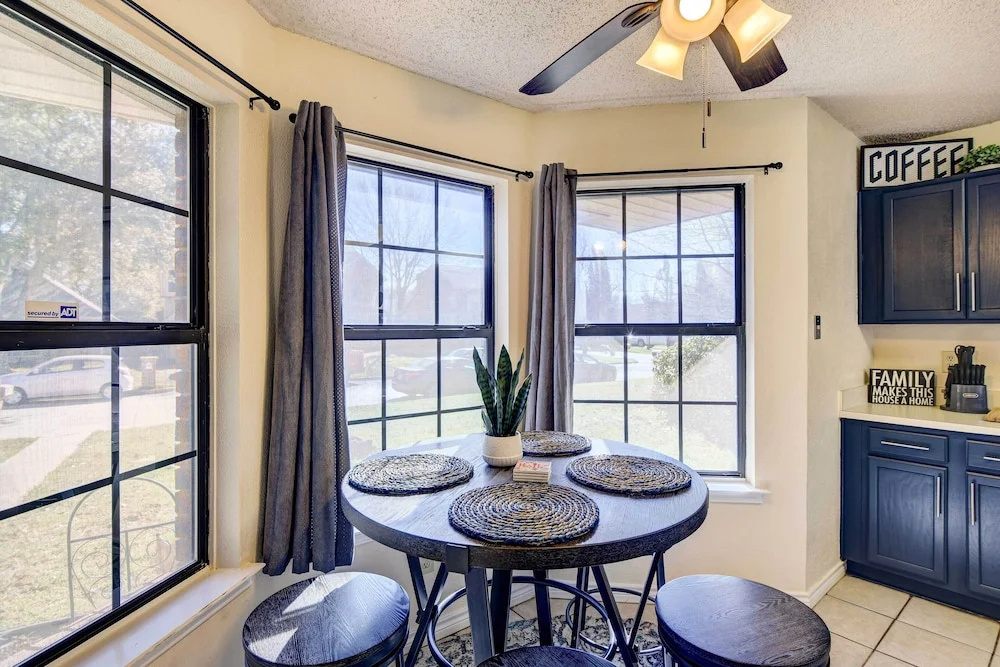 4 Mi to Joe Pool Lake: Home in Grand Prairie