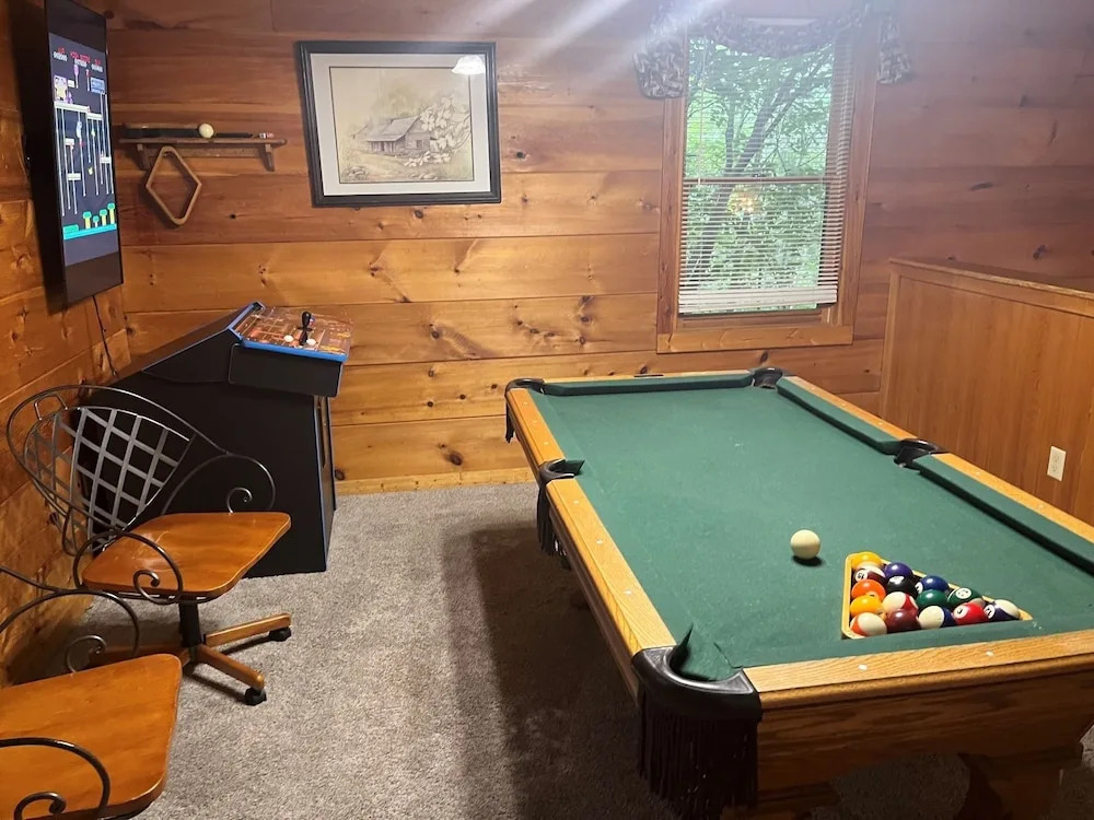 Er27- Bear Naked - Great Location- Close To Town 2 Bedroom Cabin by RedAwning