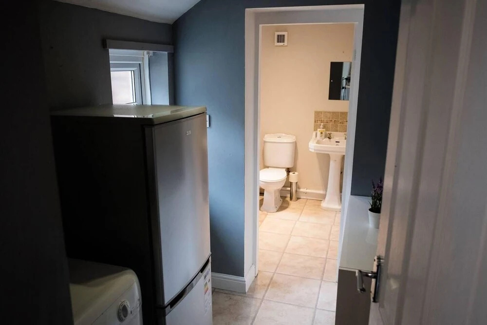 4 Bed House, Sleeps 9, Free Parking