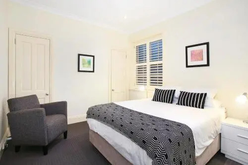 Art Deco in the Cul-de-Sac - Spacious Executive 1BR Potts Point Apartment in Quiet Cul-de-Sac