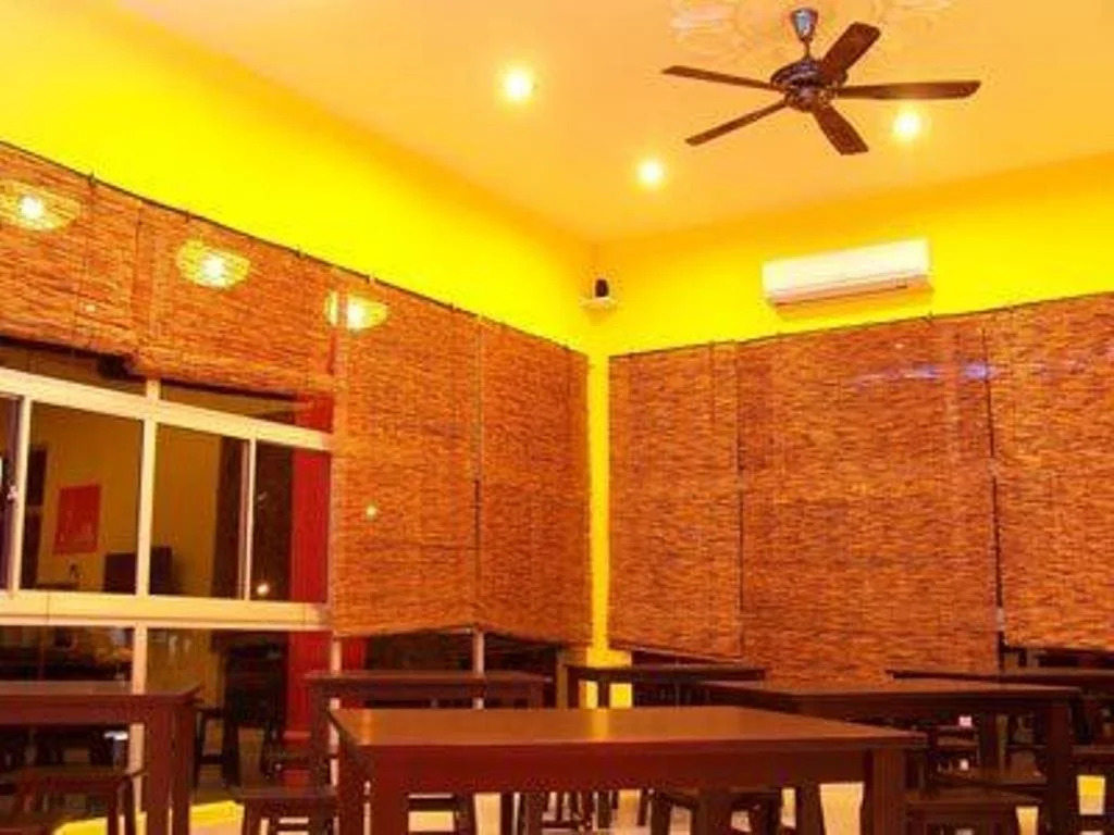 Wau Hotel & Cafe