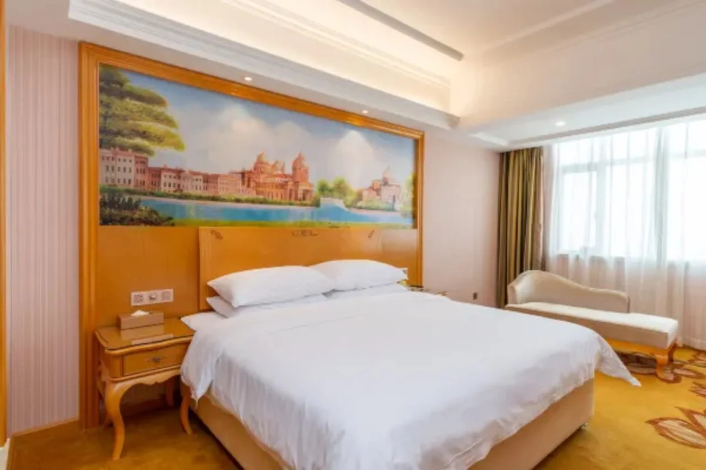 Vienna Hotel (Huizhou Zhongkai High-speed Railway Station Green Fairy Tale Branch)