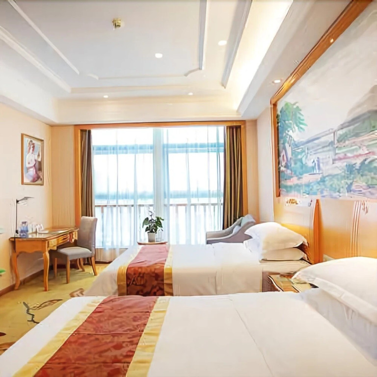 Vienna International Hotel (Leshan High-speed Railway Station)