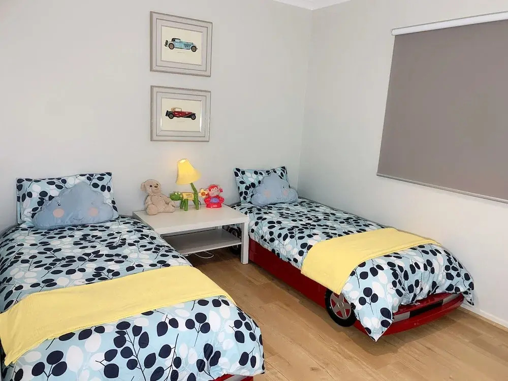 Designer Decor Home with 8Beds at Williams Landing