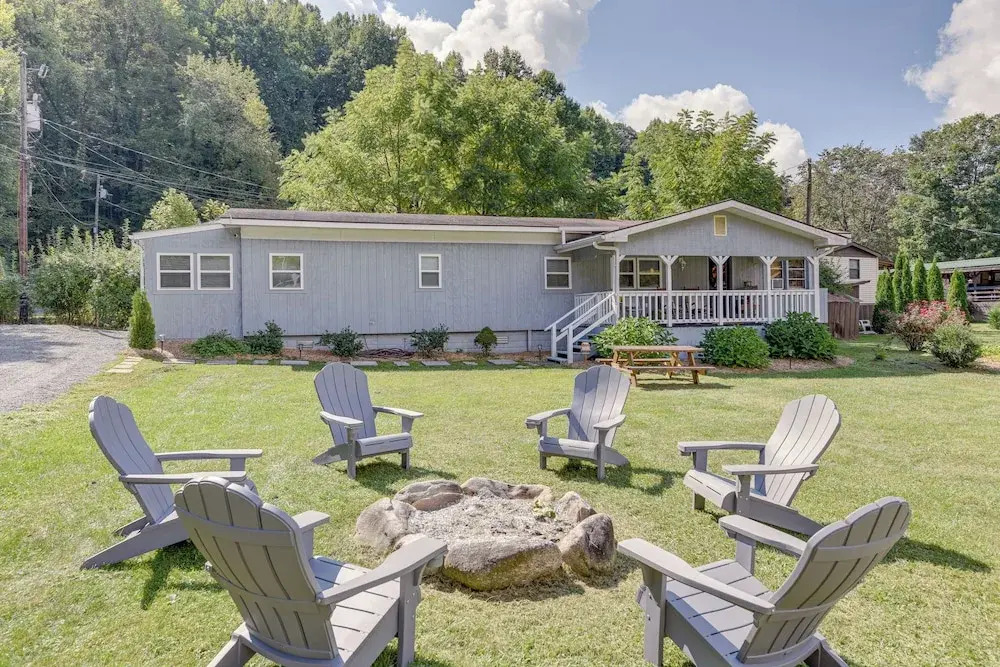5 Mi to Cataloochee Ski Area! Family Home w/ Views