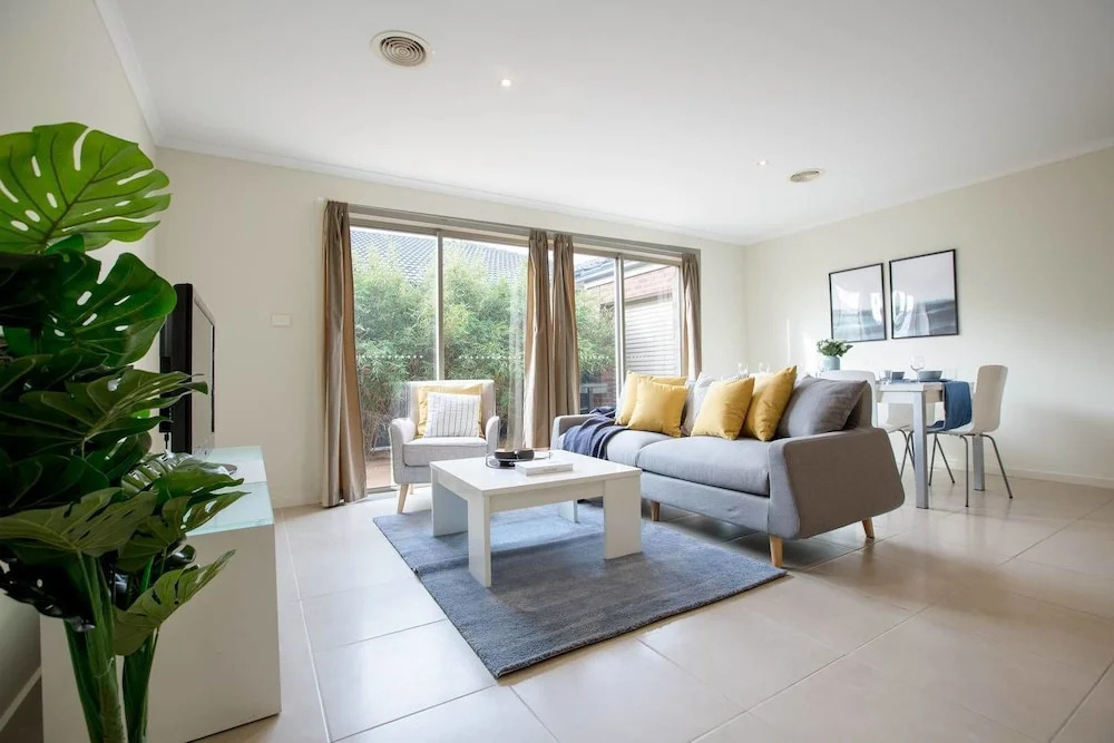 Spacious Lovely Home In Point Cook