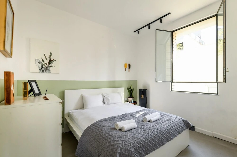Artistic 2BD Apt w Balcony on Montefiore