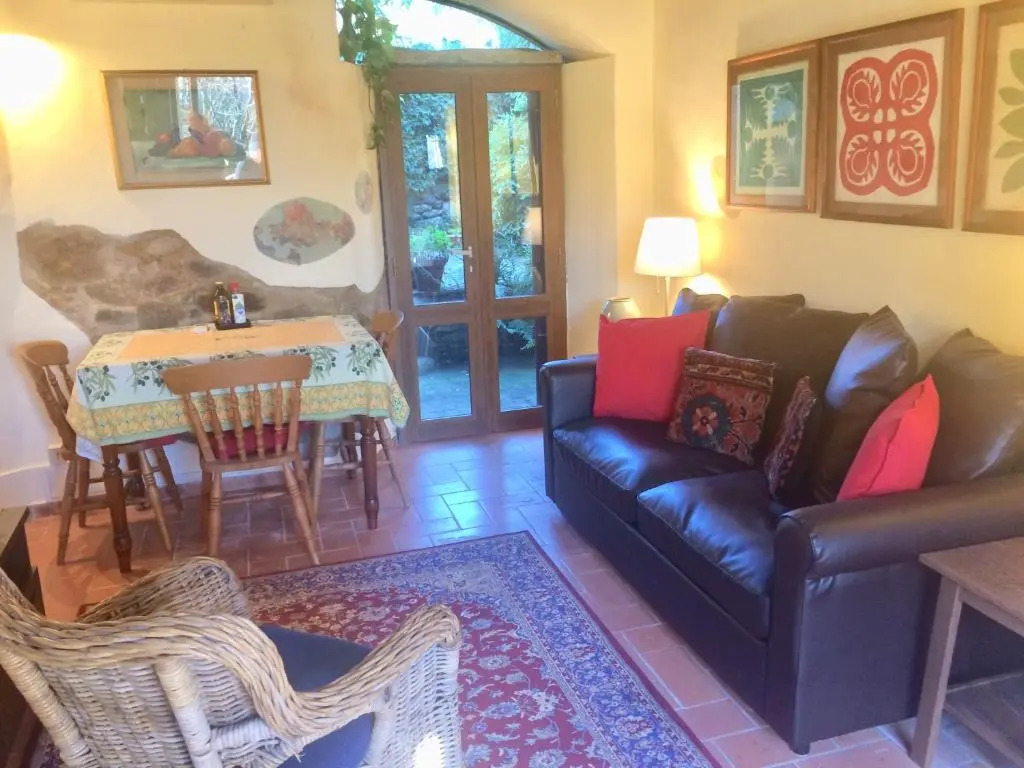 Adorable Tuscan cottage with beautiful garden just outside Lucca, sleeps 4