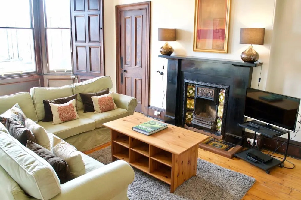 2 Bedroom Flat Near The Kings Theatre