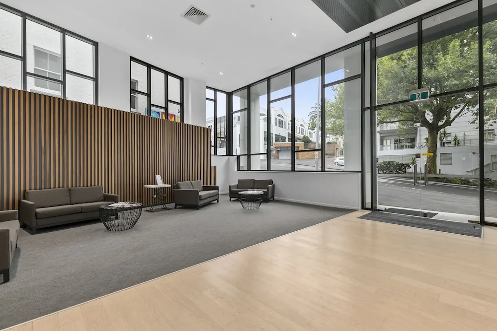 Chic 2BR Pool & Gym - Steps to Ponsonby