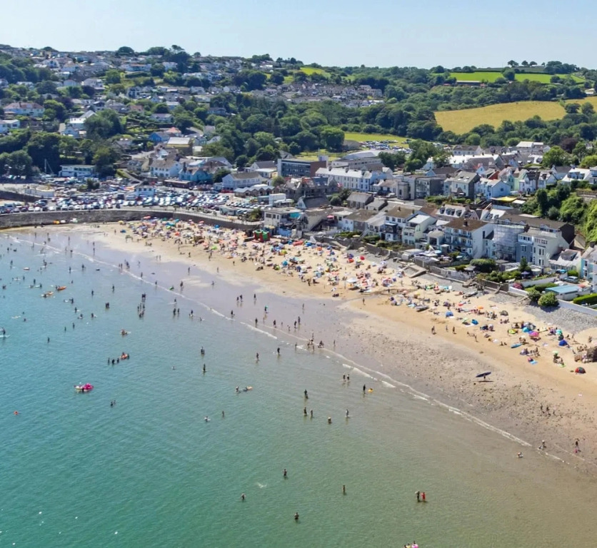 Schooner House - Panoramic Sea Views and Parking