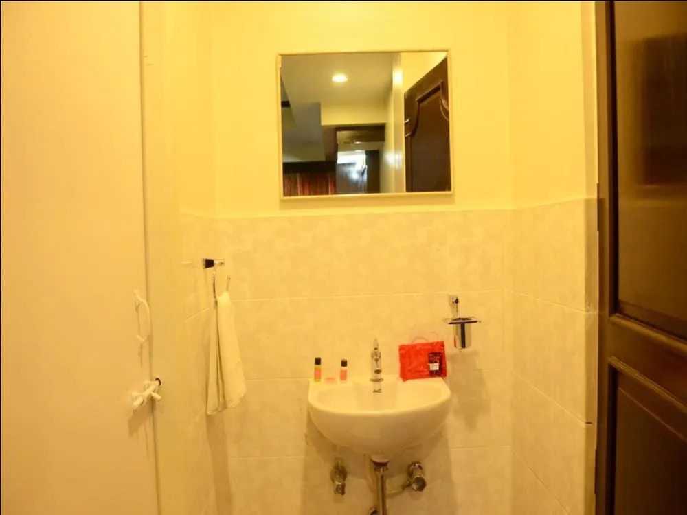 OYO 1216 Hotel New White House