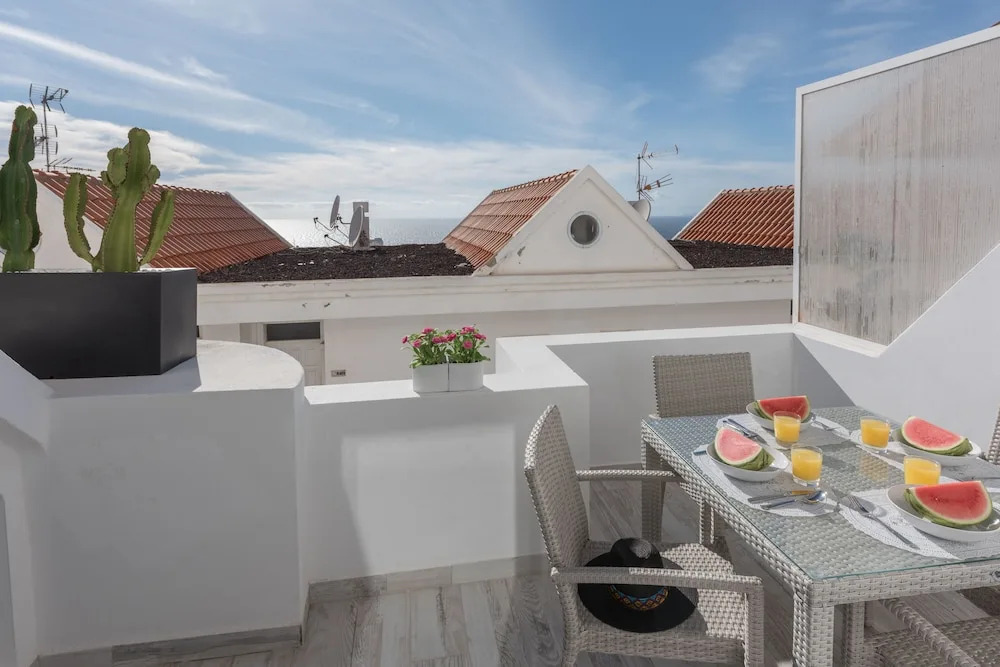 Tidy Apartment, Small Terrace and Air Conditioning