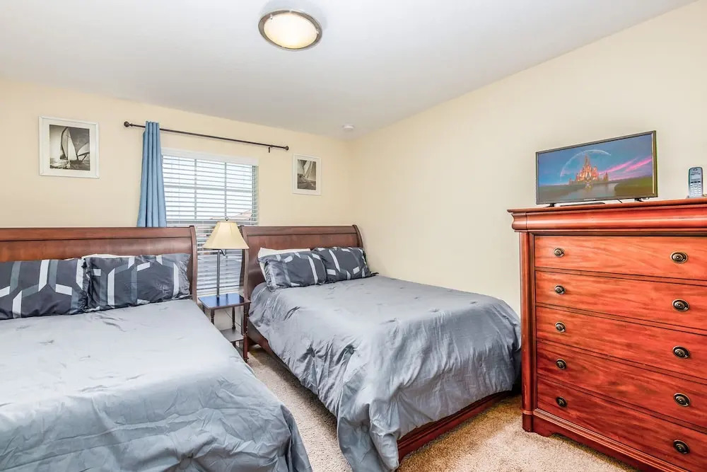 Contemporary 4 Bed 3 Bath Town Home With Upgrades, Private Pool i Close to Disney, Shopping