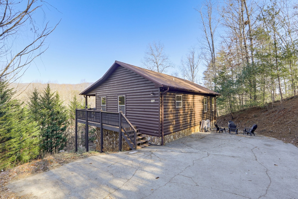 Mtn-view Getaway w/ Lake Access in Whittier!