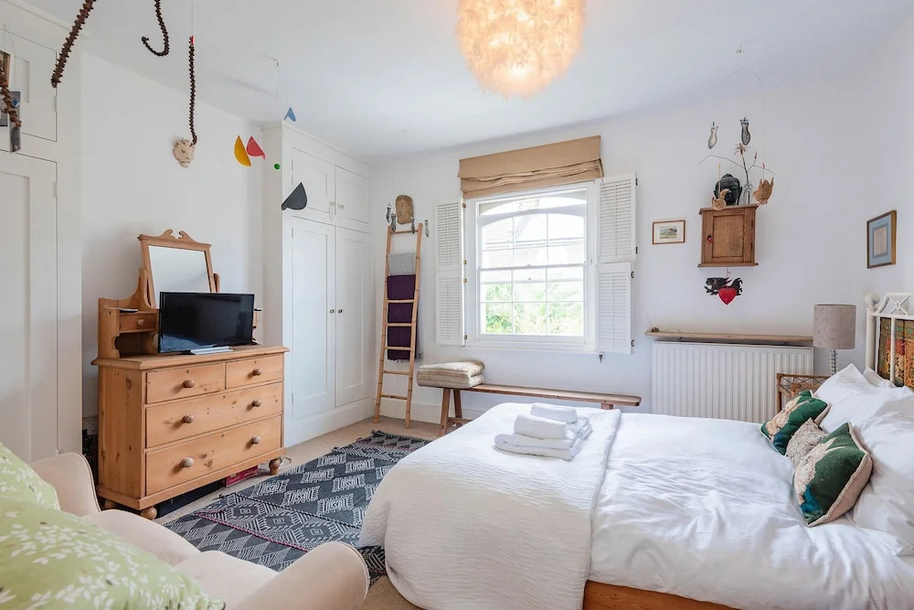 Enchanting Hammersmith Home Close to Shepherds Bush by Underthedoormat