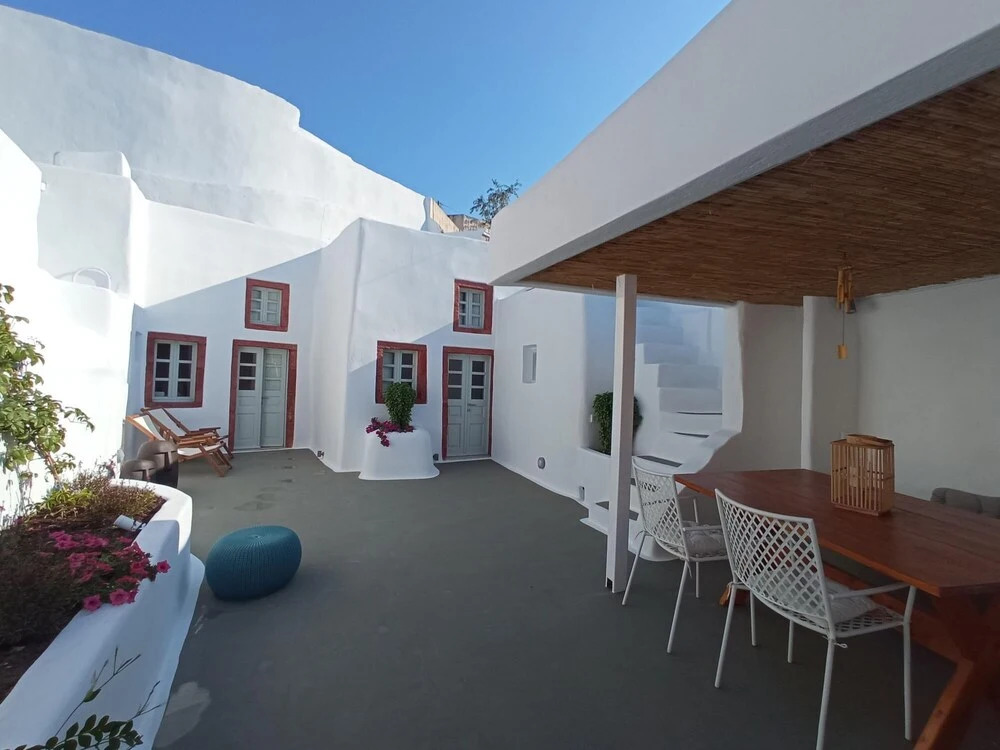 Sisyphus House in Santorini