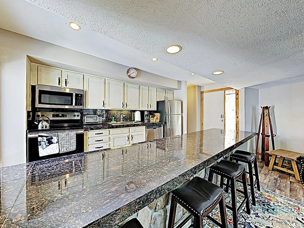 New Listing! Stylish Updated Ski W/ Hot Tubs 2 Bedroom Condo