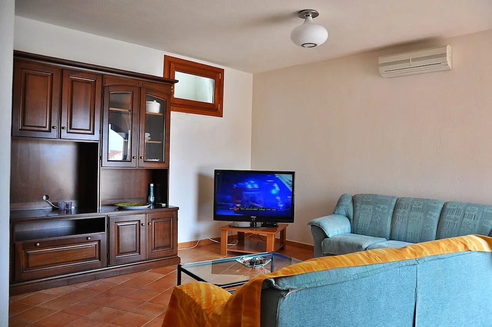 Apartment Sleeps 6 Baia Santa Reparata