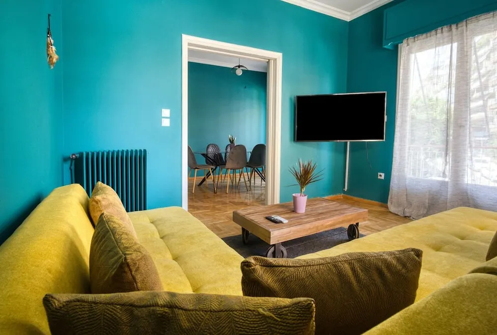 Sunny 2 Bedroom Cozy Apartment View of Parthenon