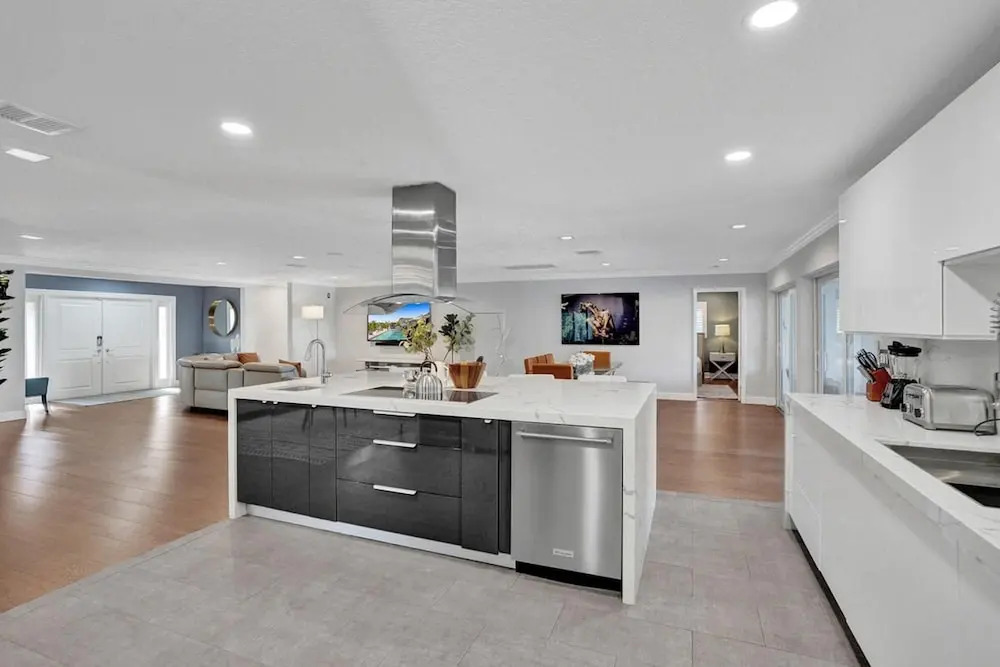 Luxe 4BR Waterfront w Htd Pool 5min to Beach