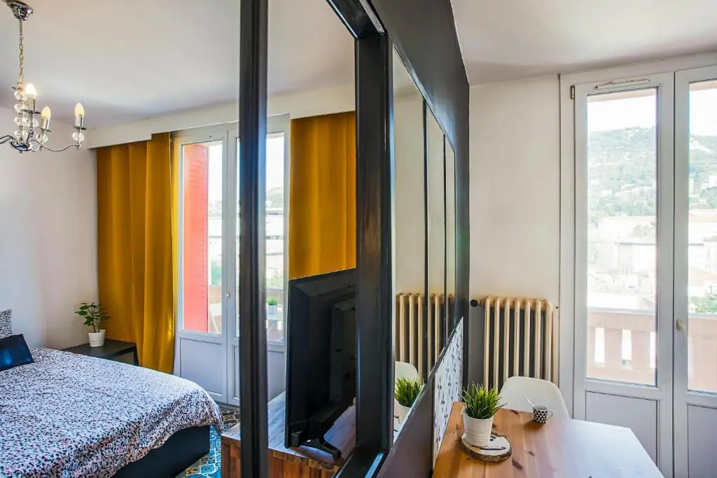 #4 Toulon CENTRE, BALCON, VUE SUR CORNICHE, LUMINEUX, AU CALME, STATIONNEMENT FACILE & GRATUIT