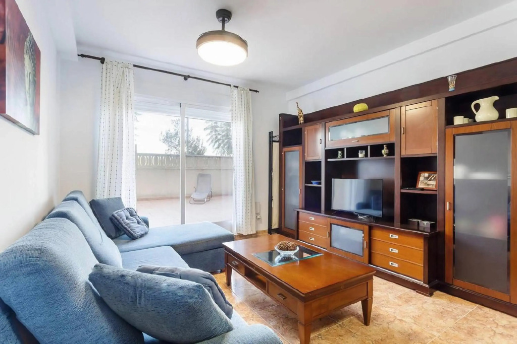 Apartamento con terraza y piscina