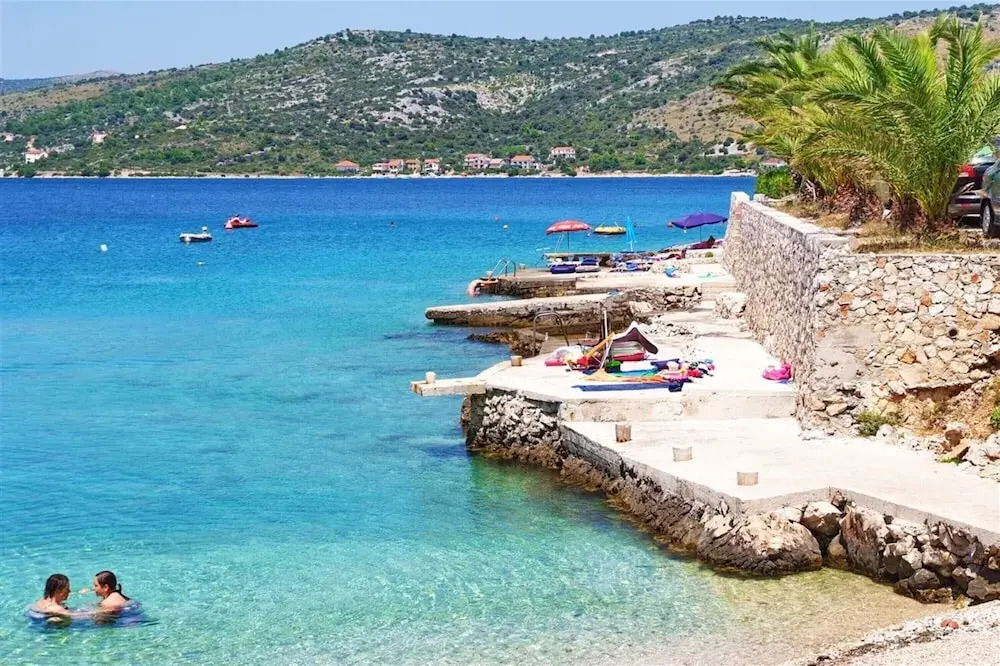A1- apt With Terrace, Just 3 min Walk to the Beach