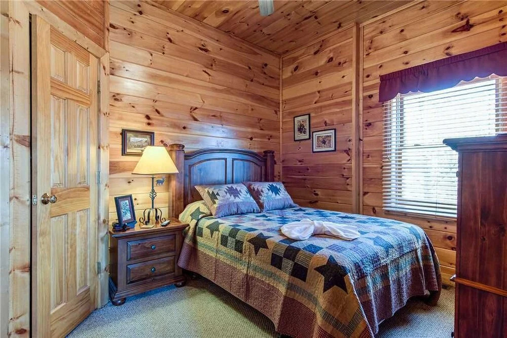 Aspens Envy 4 Bedroom Home with Mountain View