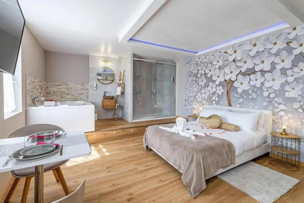 Studio Love room Spa Baignoire double La Ciotat Centre port