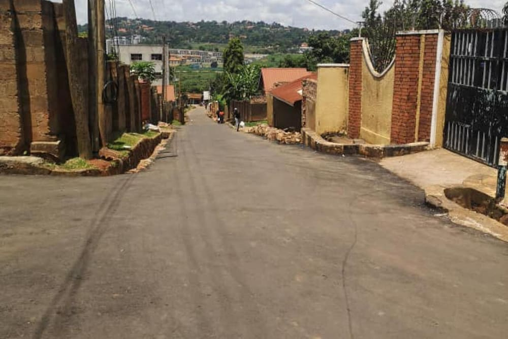 Kampala 5-beds, Sleeps 8 With Garden & Parking