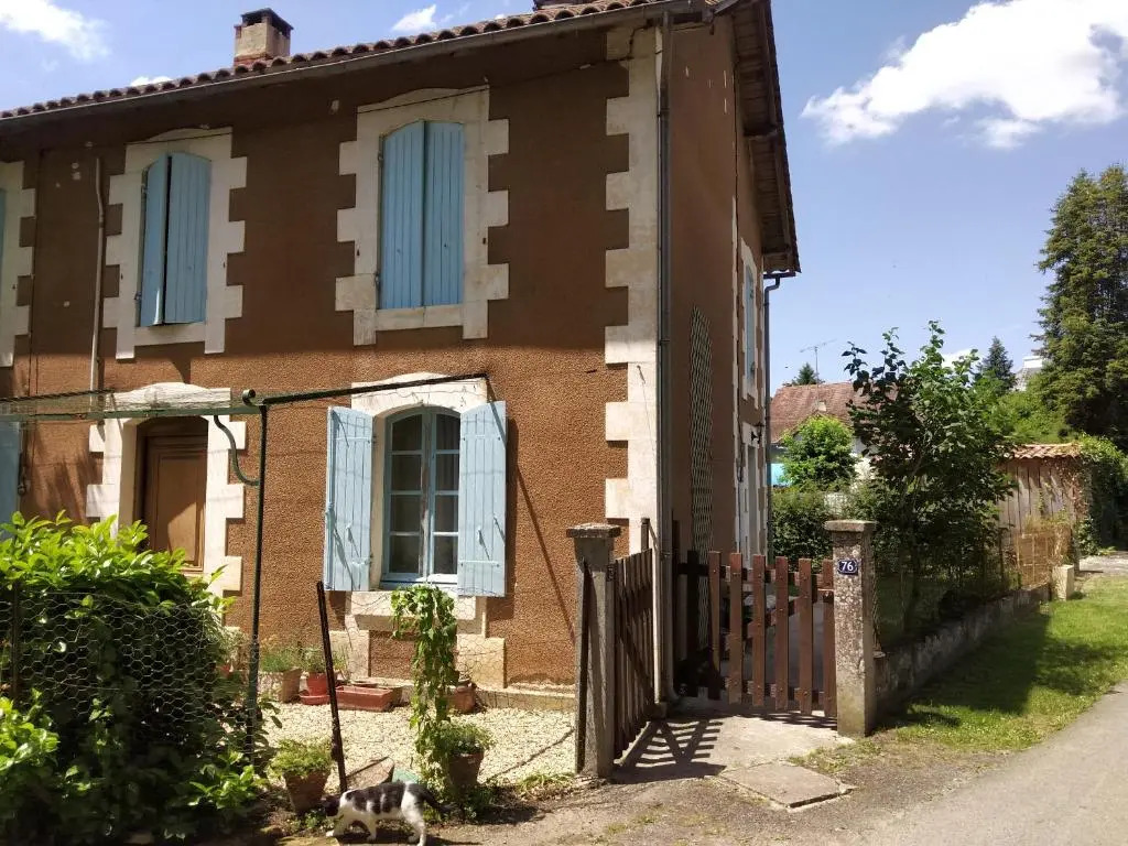 Cute 1-bed cottage with view across park.