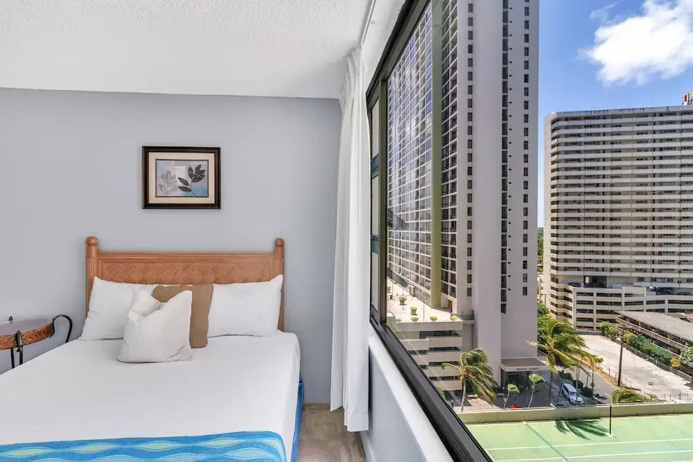 Renovated Waikiki Banyan Condo w/ Pool View, Free parking
