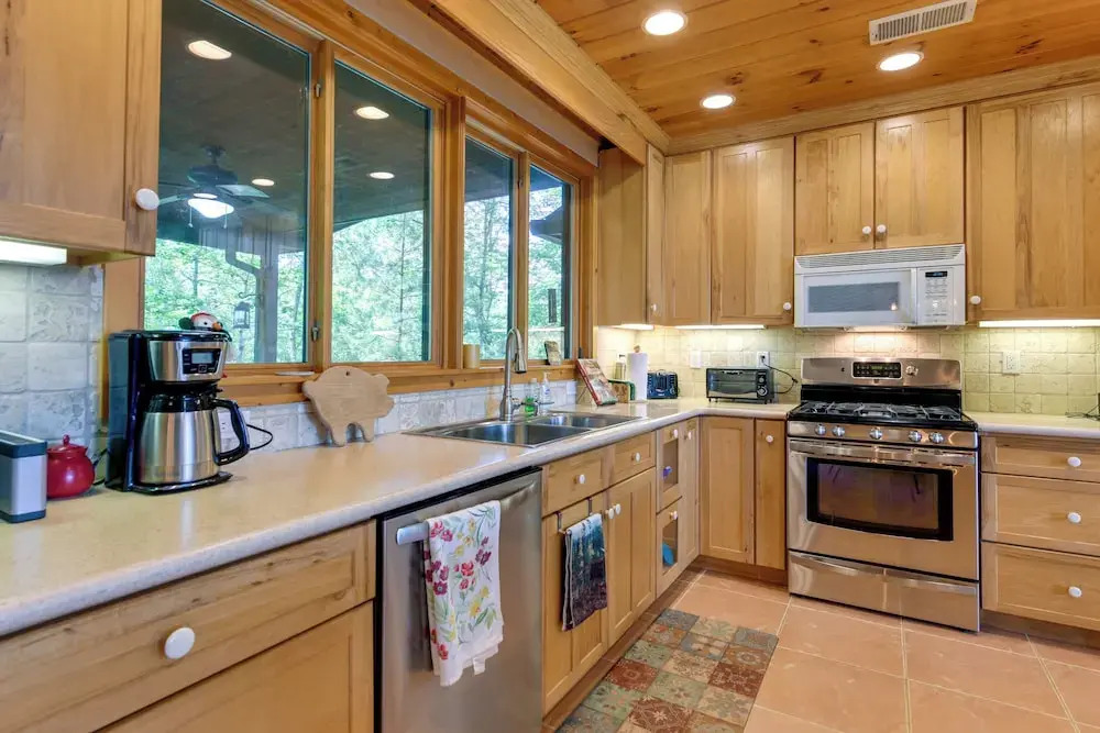 Almond Vacation Rental w/ Mountain Views!