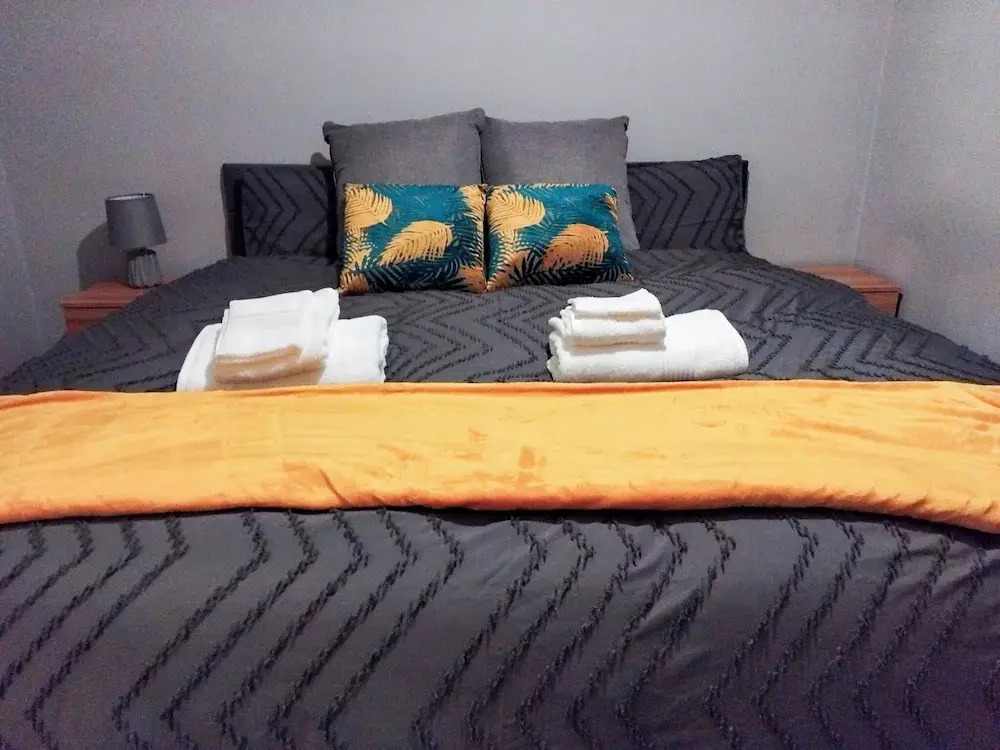 Corby - Sleeps 5 - Parking - Town Centre