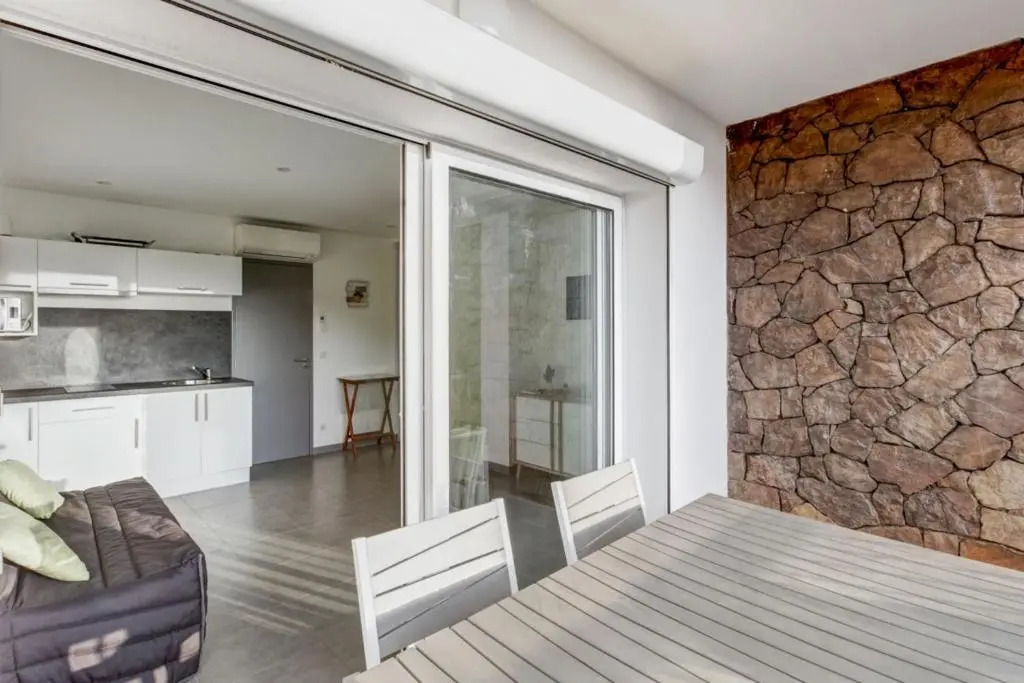 Nice AC studio with large terrace feet in the water in Cavalaire - Welkeys