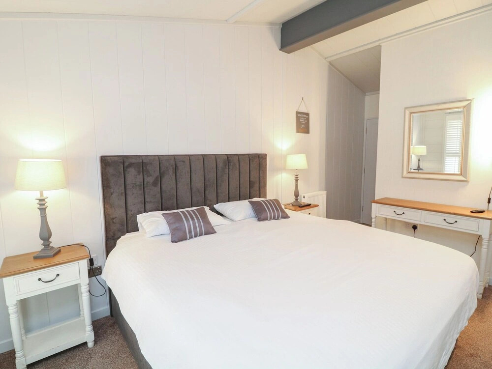 Indulgence Fishing Lodge With Private Hot Tub