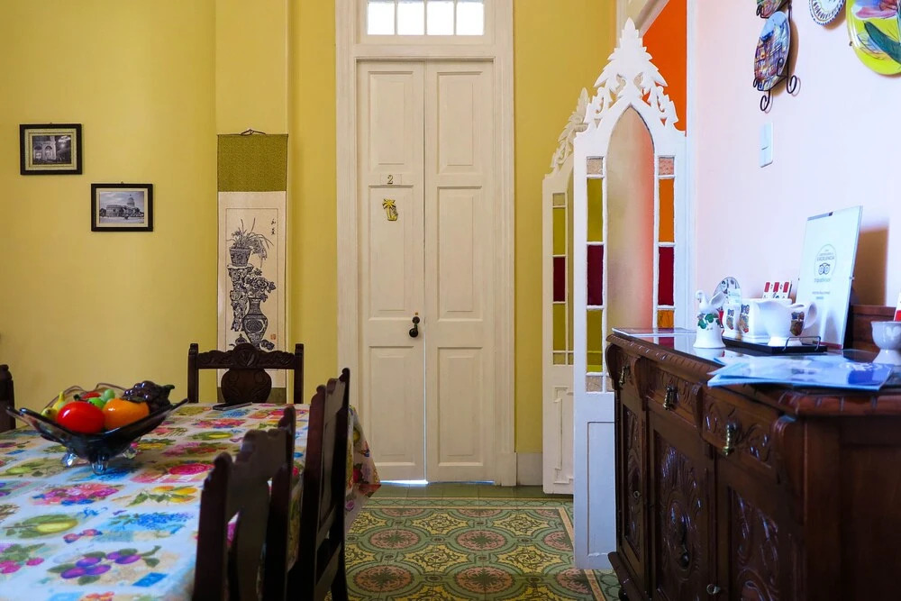Hostal Balcones 3, Knocking on Cuba