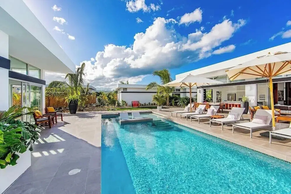 Oceanside Vacation Villa With Hotel Amenities v10