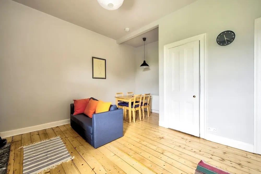 Luminous 1 BR Flat Close to City Centre, With Superb Views of Arthurs Seat