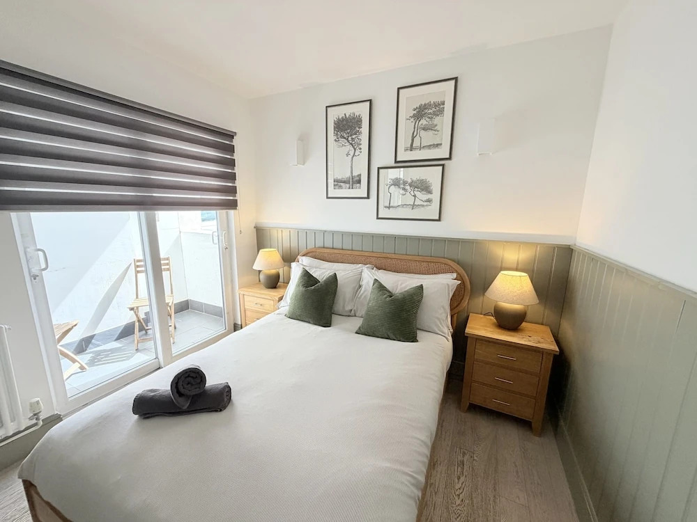 Cosy one bedroom apartments with free evening parking